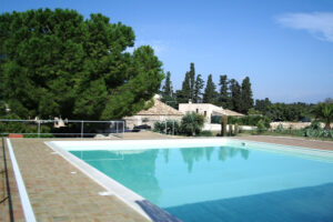 vista sulla piscina scoperta dell'agriturismo Pozzo di Mazza di Siracusa